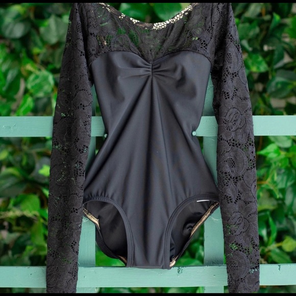 Luckyleo Other - Luckyleo Acorn Black Garden Lace Sleeve AS Small